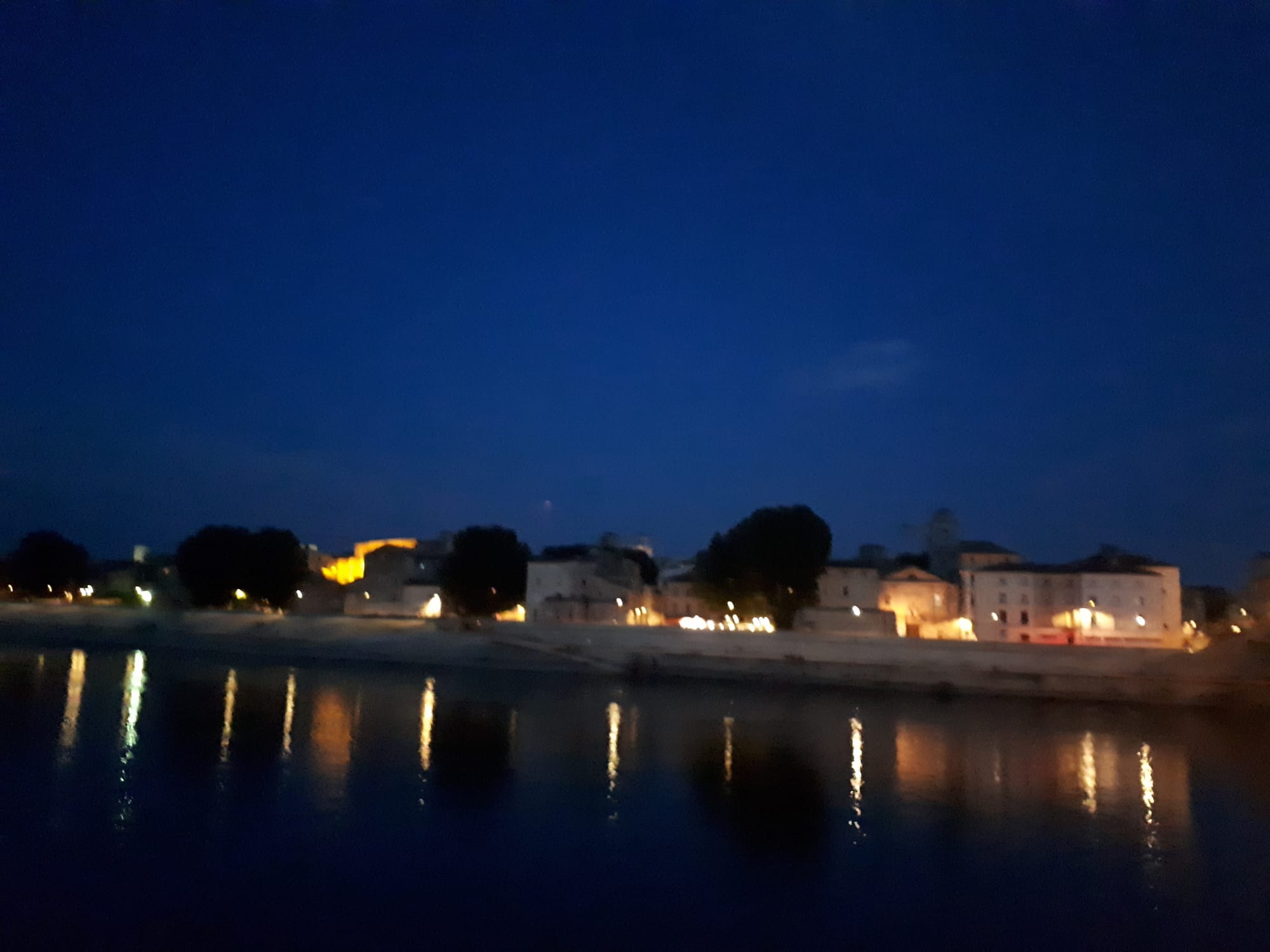 Vue du Rhône la nuit