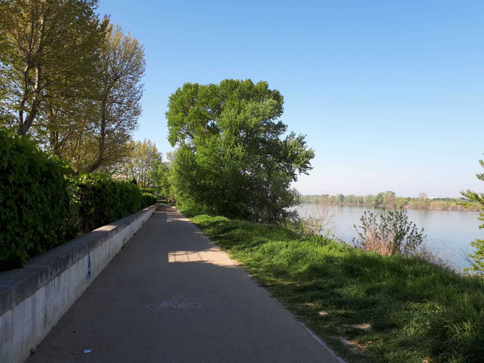 Le long du Rhône direction Musée de l'Arles Antique