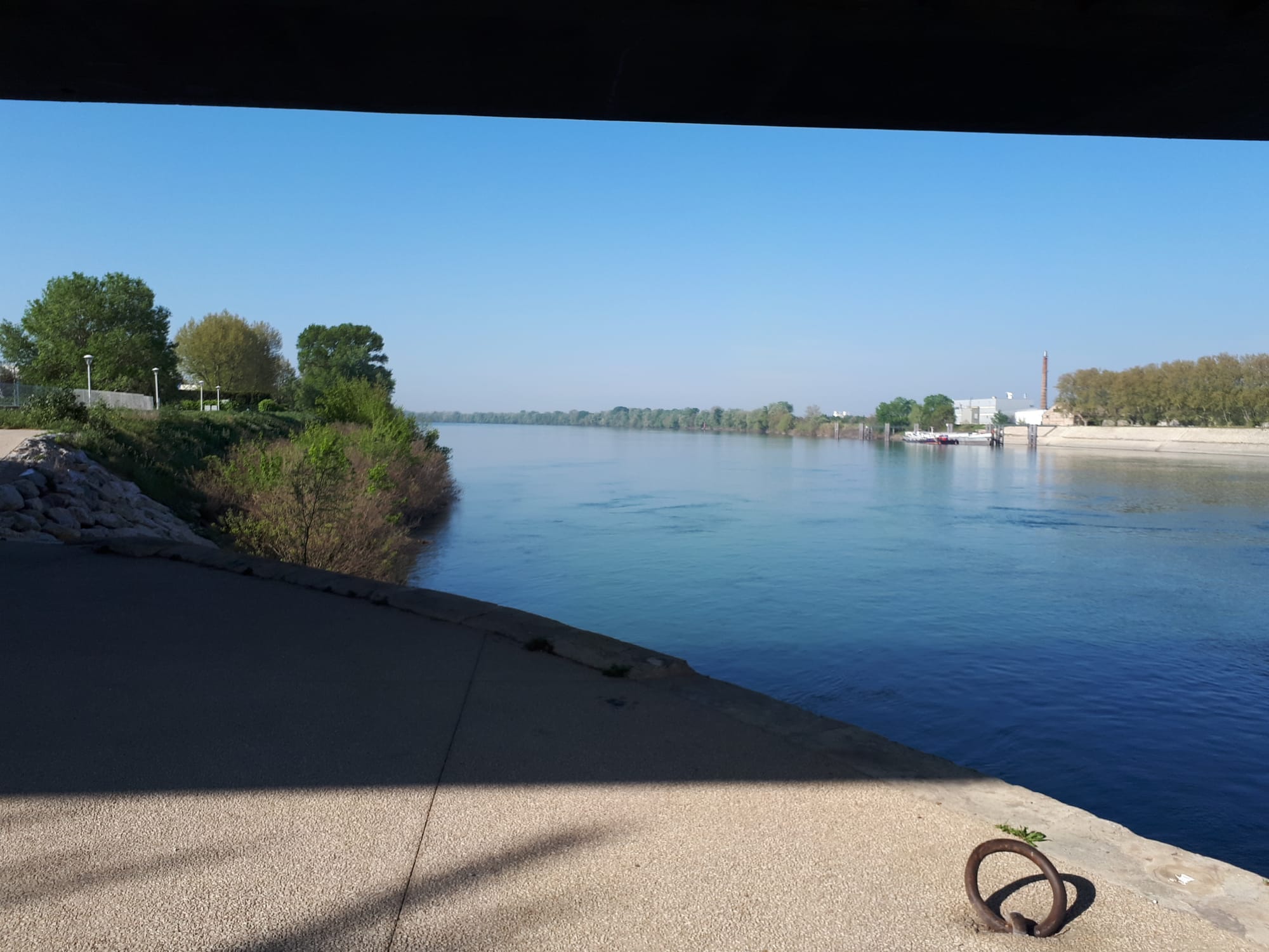 Le long du Rhône direction Musée de l'Arles Antique