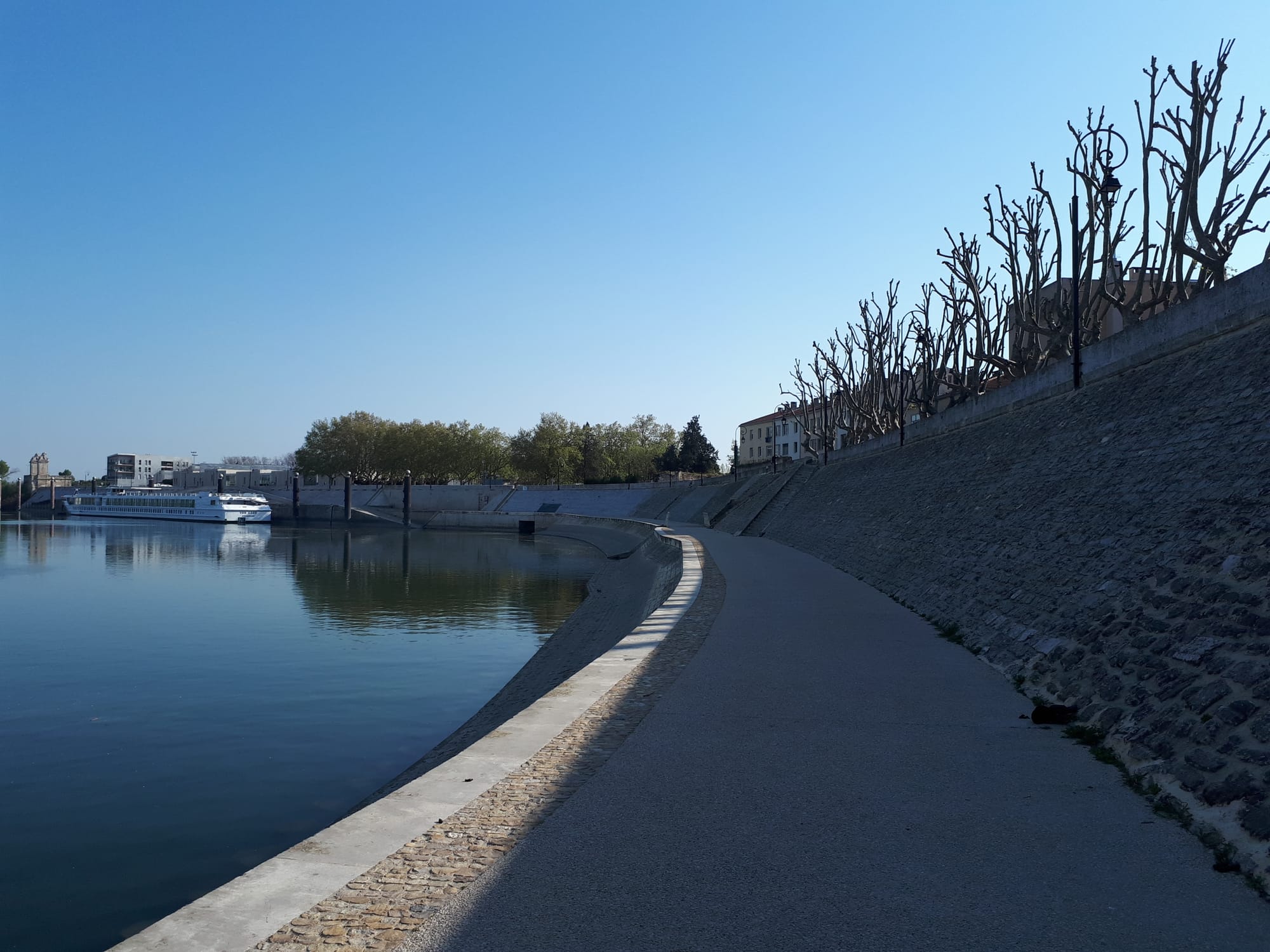 Le long du Rhône vers l'embarcadère des bateaux de croisière, direction gare ferroviaire et bus