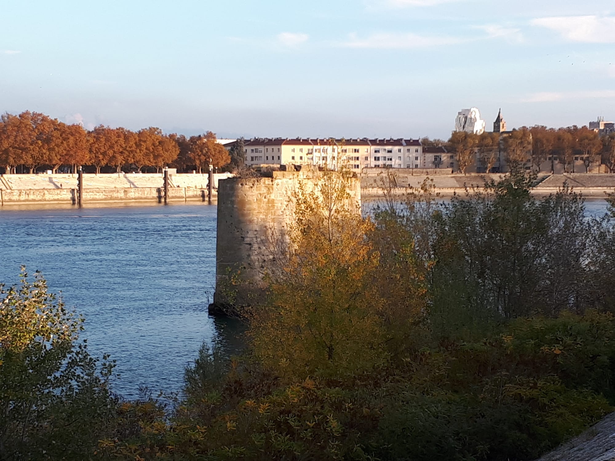 Le long du fleuve côté Trinquetaille - vue Fondation Luma