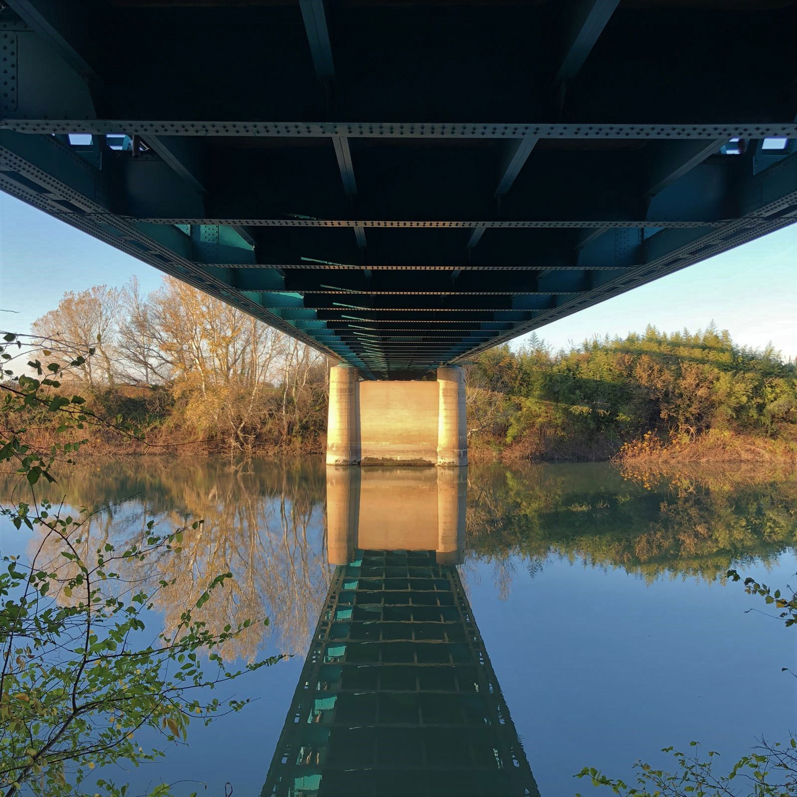 Sous un pont côté canal