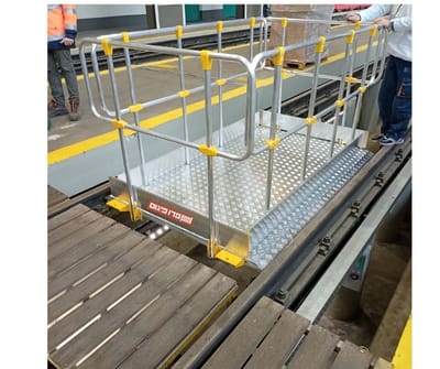 משטח עמידה על פסי רכבת