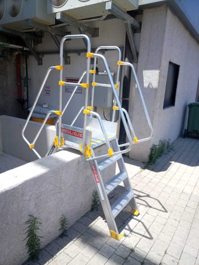 ייצור והרכבה של מדרגות אלומיניום למעבר נוח ובטוח