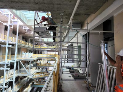 הרכבת פיגום מיוחד עם מרפסת צפה בבניין מובילאיי ירושלים