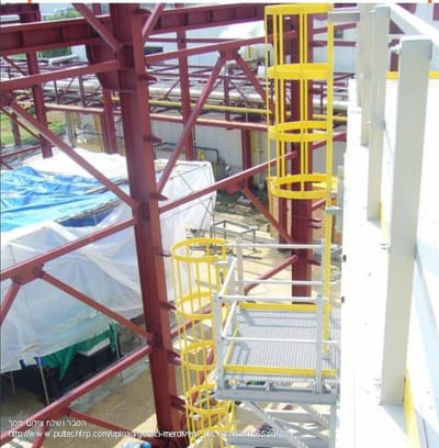 סולם קבוע עם כלוב הגנה מפיברגלאס