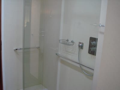 badsanierung / duschsanierng image