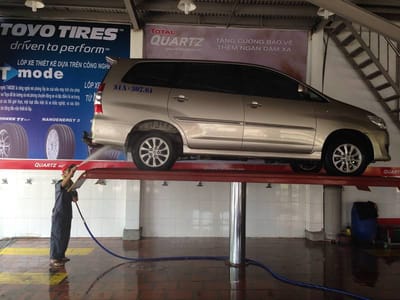 Cau nang 1 tru chuyen rua xe hoi o to