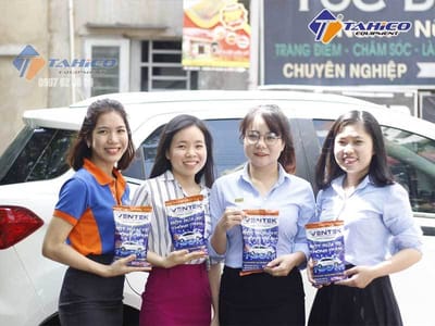 Dung bot hay nuoc rua xe khong cham