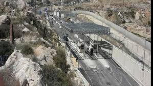 حواجز الاحتلال الإسرائيلي التي تطوق وتعزل مدينة القدس المحتلة