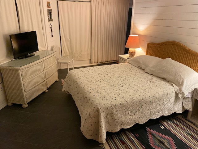 Second/guest bedroom with queen size bed.