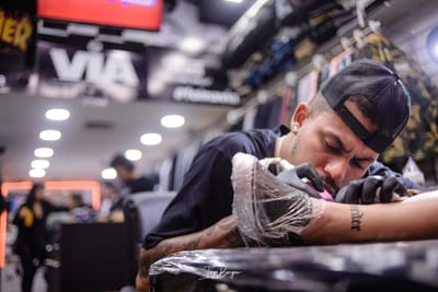 Conheça Bruno, tatuador e empresário santista