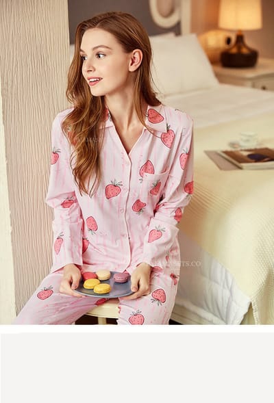 Quelle chemise de nuit une jolie petite fille fraîche devrait porter au printemps?