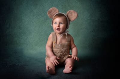 bÉbÉ tient assis image