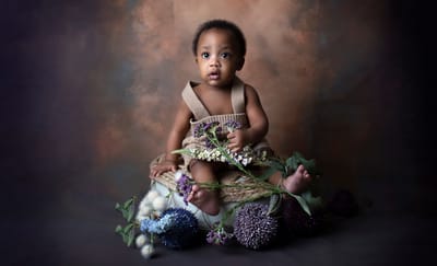 bÉbÉ tient assis image