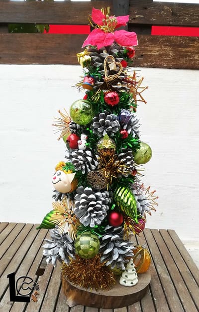 ÁRBOL DE NAVIDAD HECHO CON PIÑAS