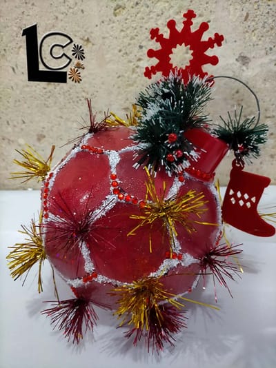 BOLA DE NAVIDAD CON VIEJA PELOTA DE FÚTBOL