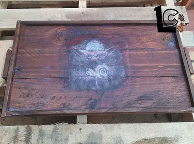 Bandeja de Yoda hecha de palet con transferencia del dibujo