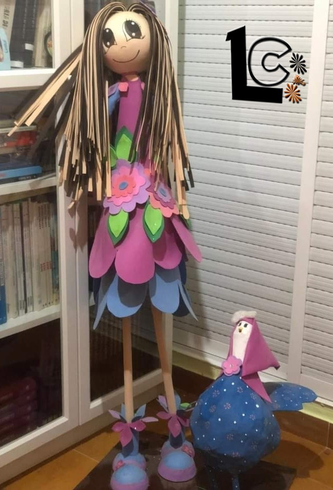 FOFUCHA "HADA ACOMPAÑADA DE GALLINITA DE PAPEL MACHÉ"