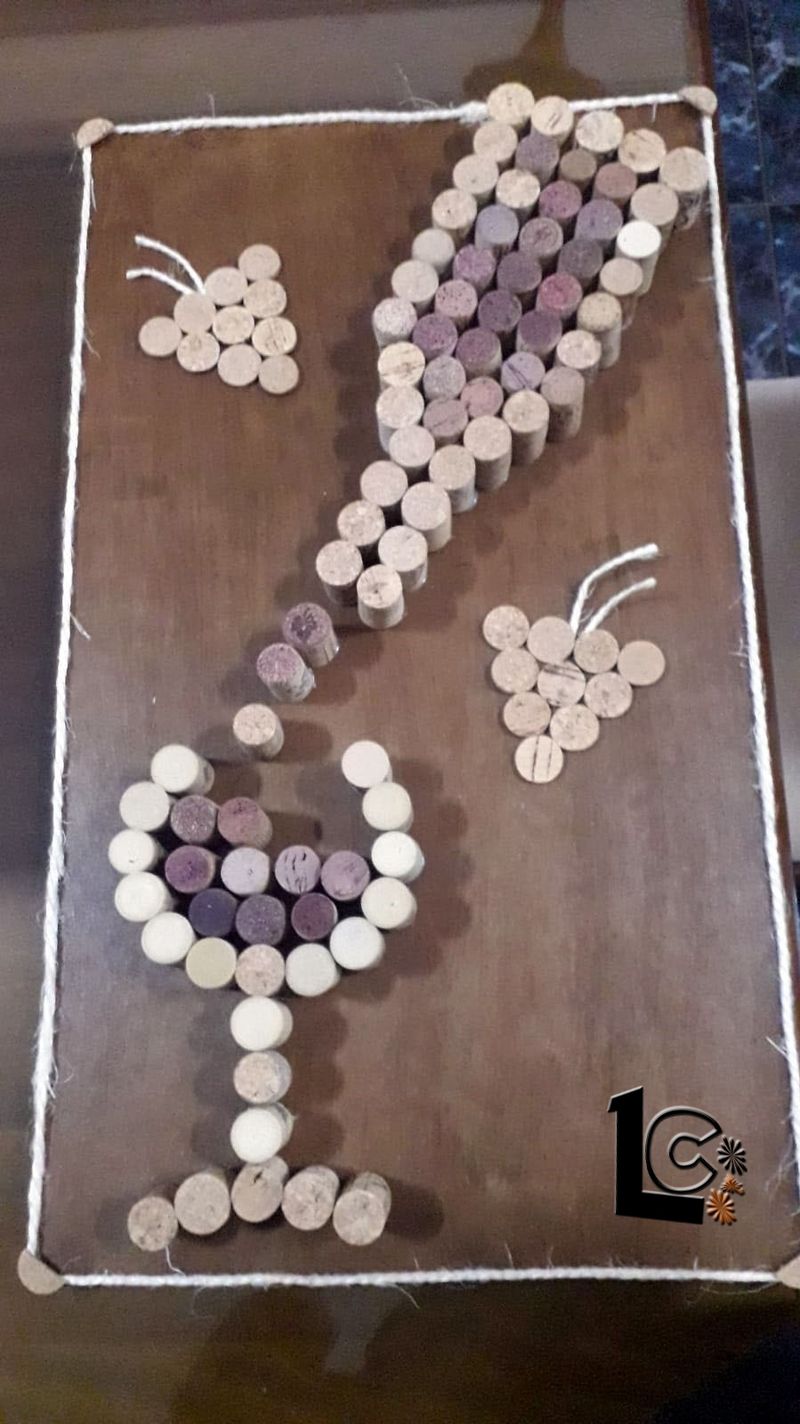 Cuadro con tapones de botellas de vino