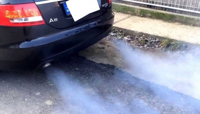 ما أسباب خروج دخان أزرق من عادم السيارة