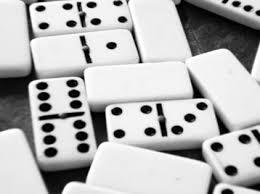 DOMINO: EL JUEGO ADIVINATORIO