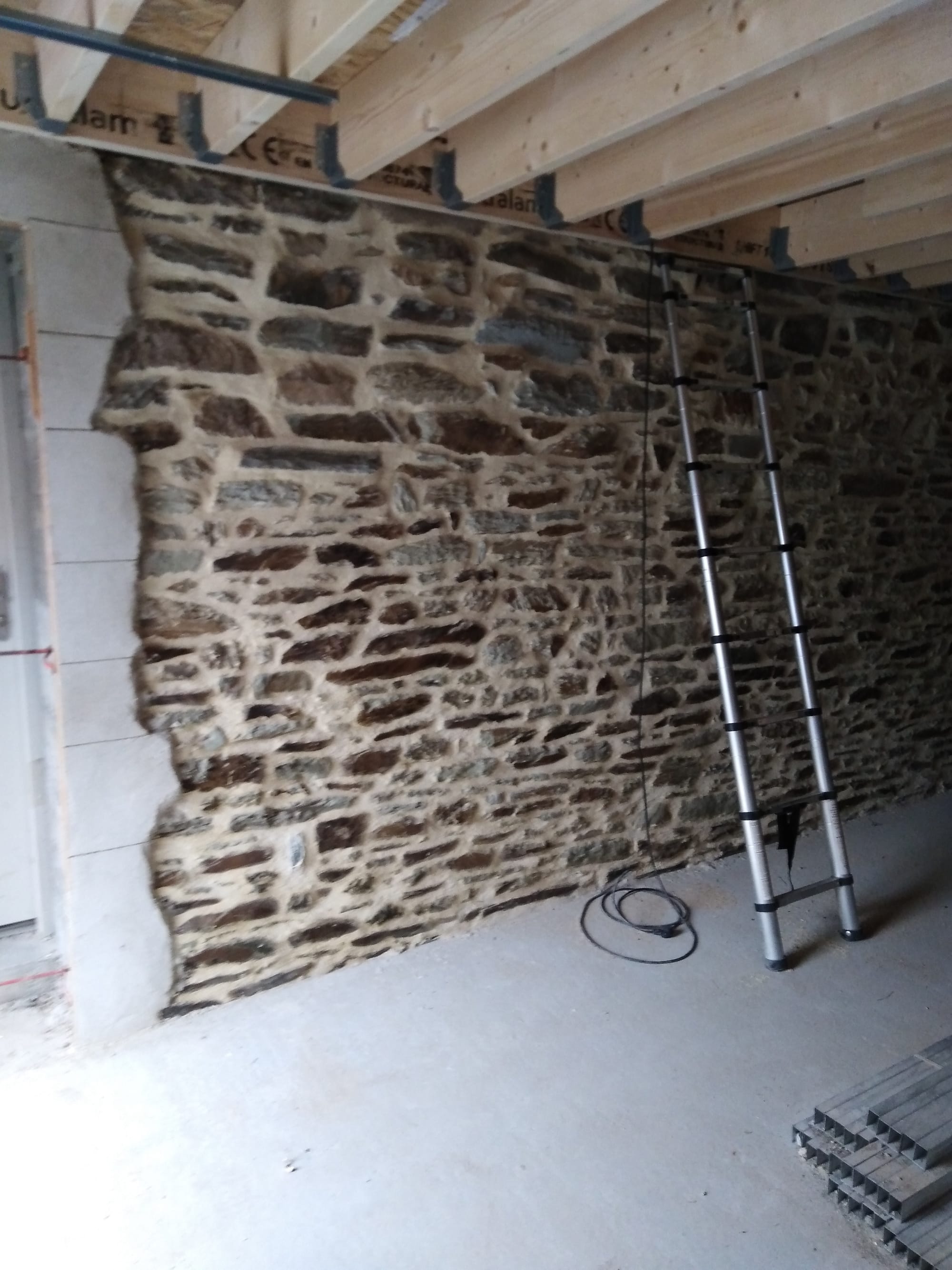 salle à manger mur en pierres apparentes