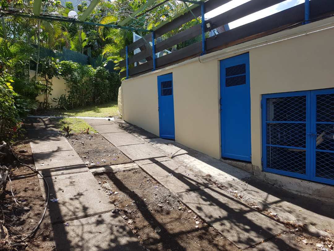 Ce bungalow de 40 m² offre un cadre confortable et harmonieux, avec parking privé et varangue invitant à la détente. Entièrement climatisé et équipé d’une connexion Wi-Fi gratuite, il a été pensé pour allier confort et praticité.