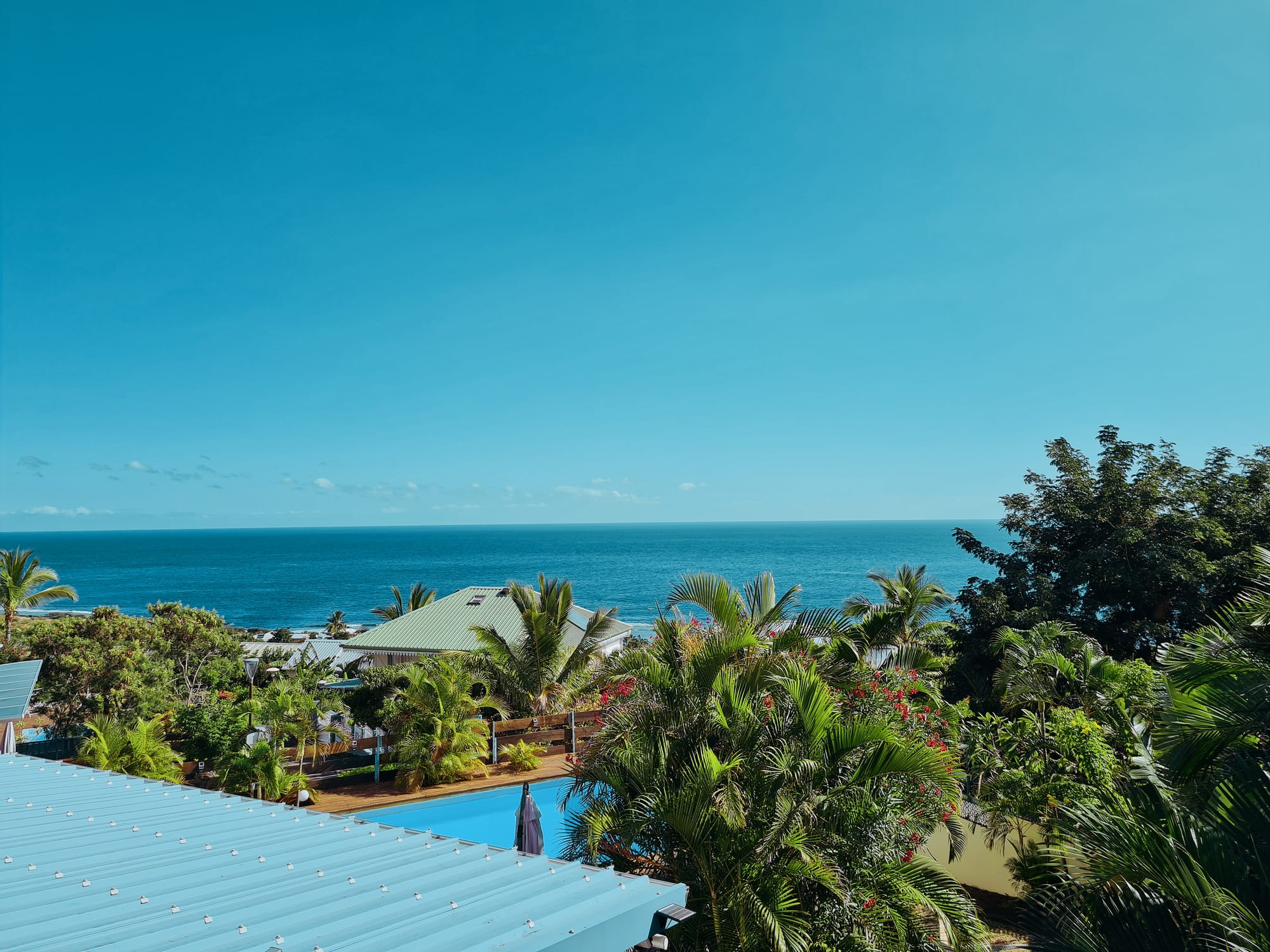 Ce bungalow de 46 m² offre un cadre élégant et confortable, sublimé par une terrasse privée avec vue imprenable sur l’océan. Entièrement climatisé et doté d’une connexion Wi-Fi gratuite, il a été pensé pour allier bien-être et fonctionnalité.