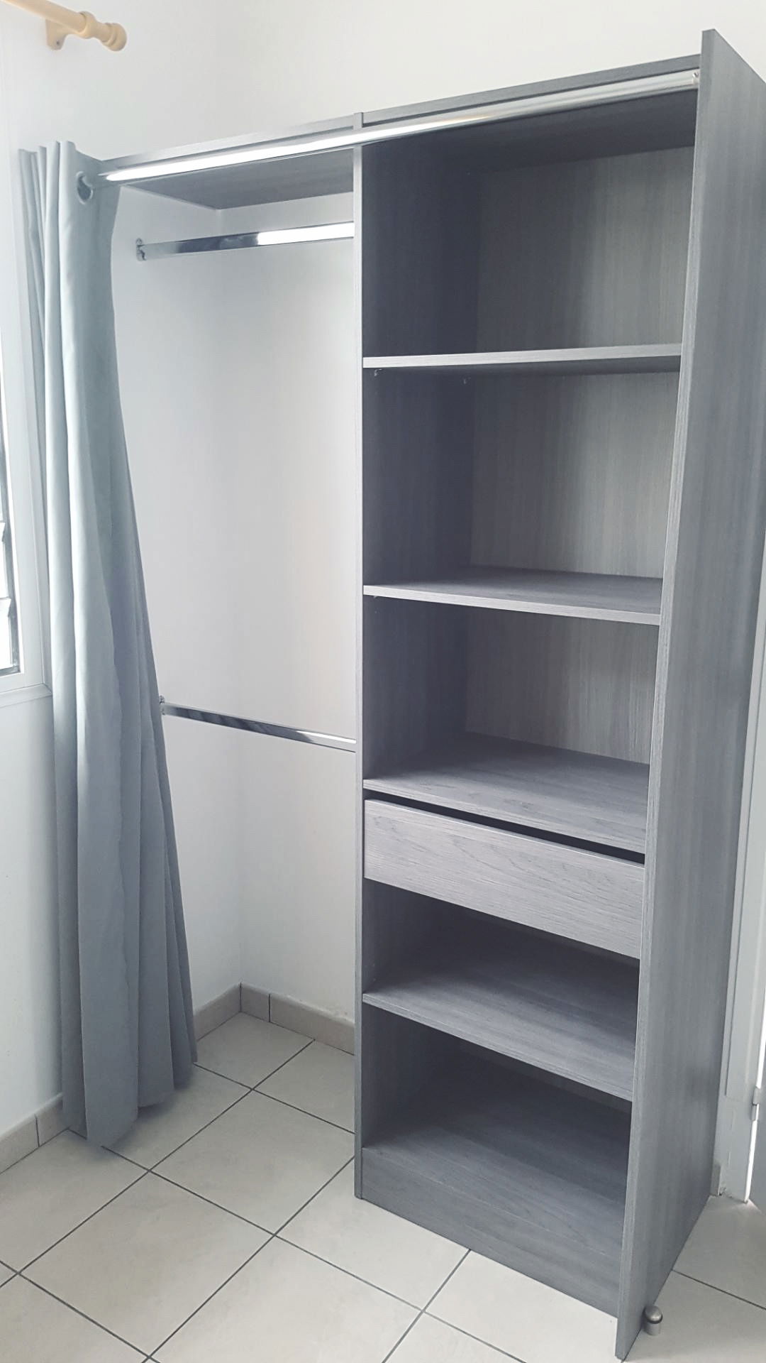 Ce bungalow de 46 m² offre un cadre élégant et confortable, sublimé par une terrasse privée avec vue imprenable sur l’océan. Entièrement climatisé et doté d’une connexion Wi-Fi gratuite, il a été pensé pour allier bien-être et fonctionnalité.