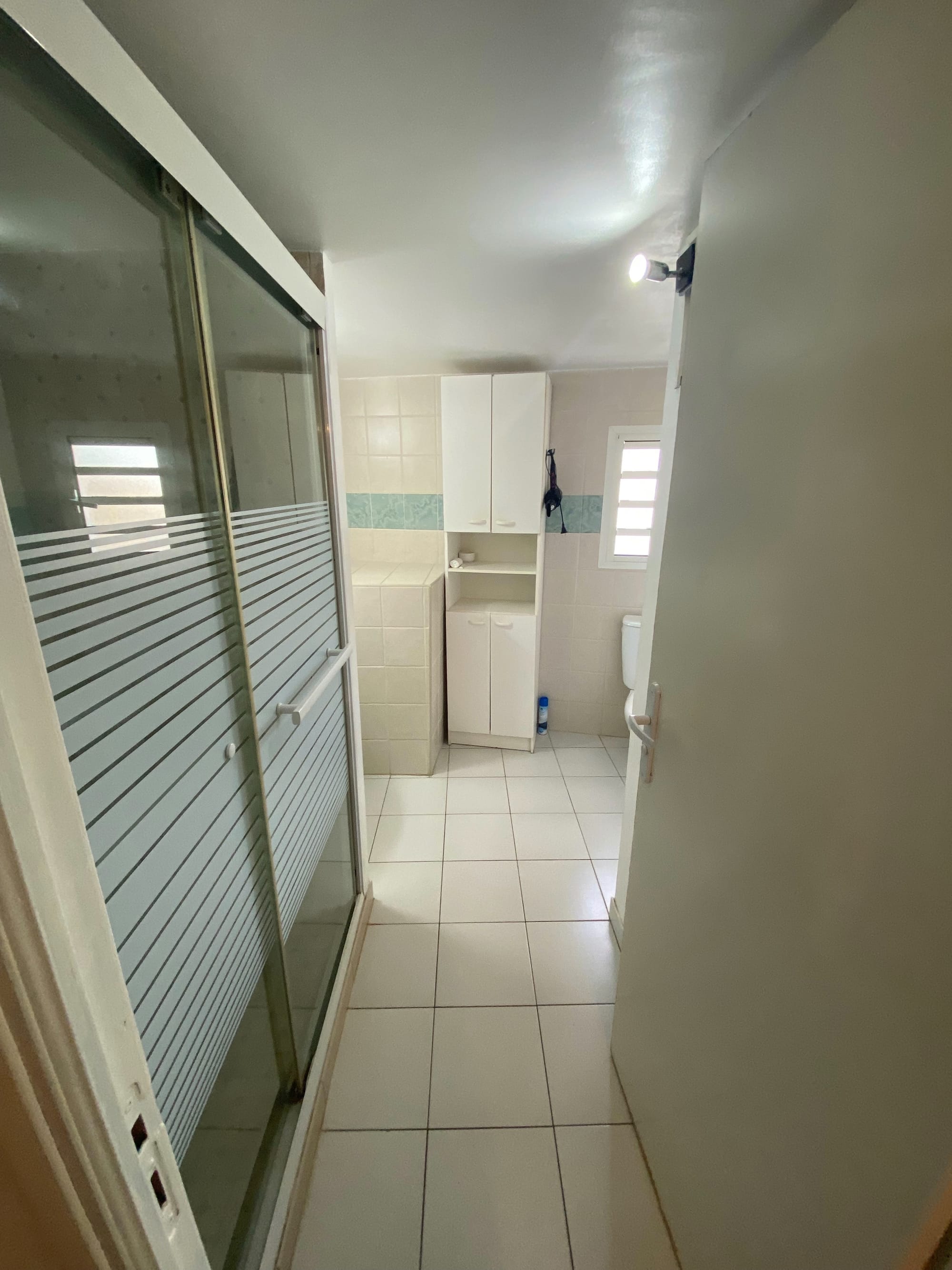 Ce bungalow de 40 m² offre un cadre confortable et harmonieux, avec parking privé et varangue invitant à la détente. Entièrement climatisé et équipé d’une connexion Wi-Fi gratuite, il a été pensé pour allier confort et praticité.