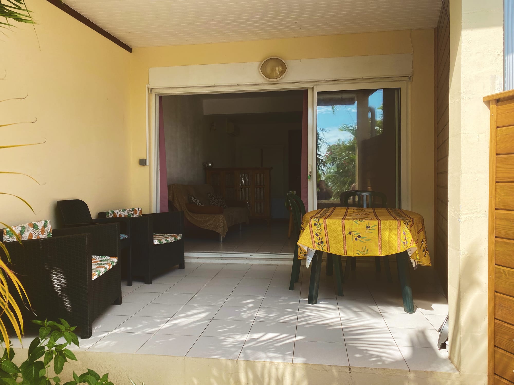 Ce bungalow de 40 m² offre un cadre confortable et harmonieux, avec parking privé et varangue invitant à la détente. Entièrement climatisé et équipé d’une connexion Wi-Fi gratuite, il a été pensé pour allier confort et praticité.