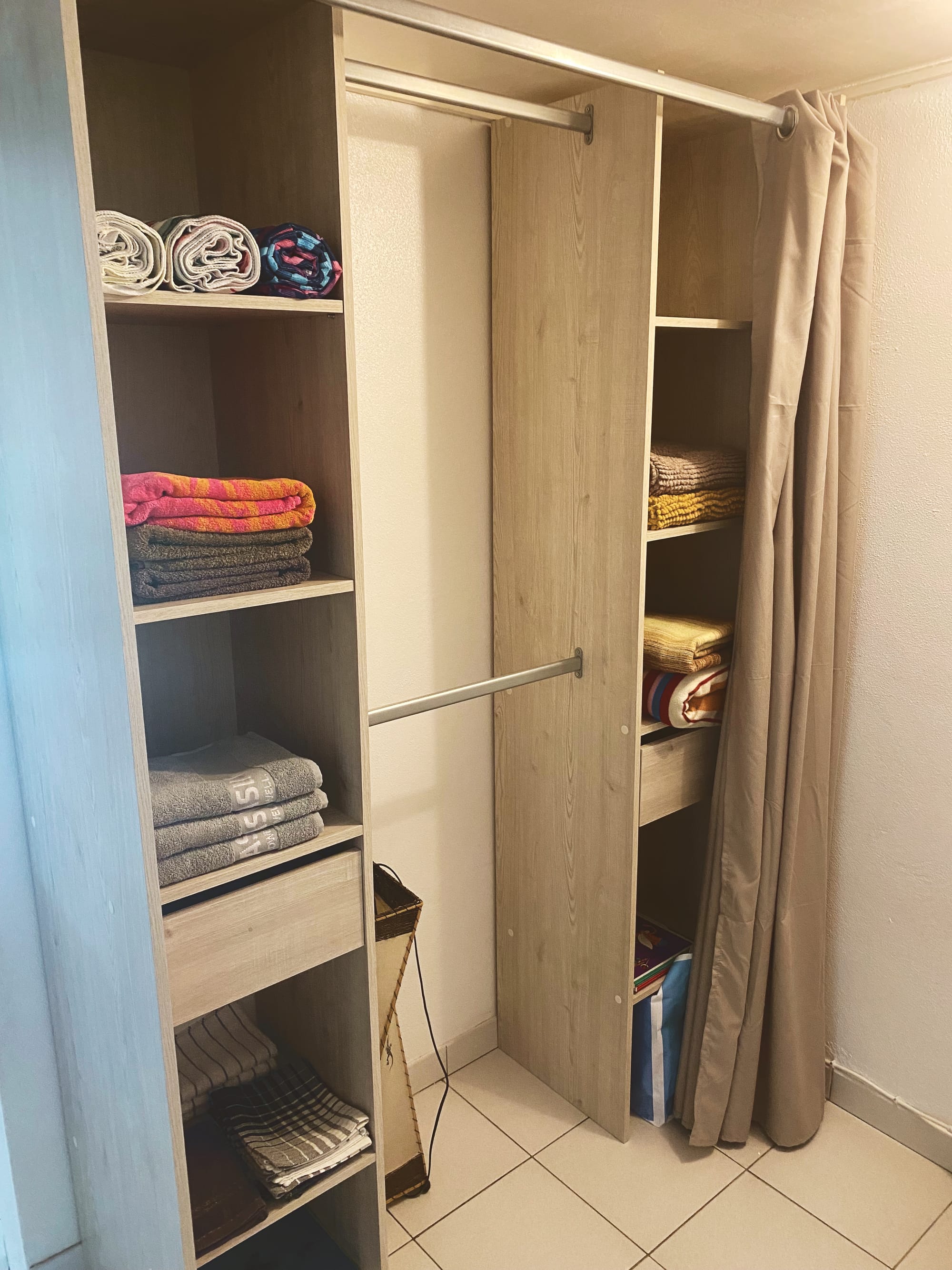 Ce bungalow de 40 m² offre un cadre confortable et harmonieux, avec parking privé et varangue invitant à la détente. Entièrement climatisé et équipé d’une connexion Wi-Fi gratuite, il a été pensé pour allier confort et praticité.