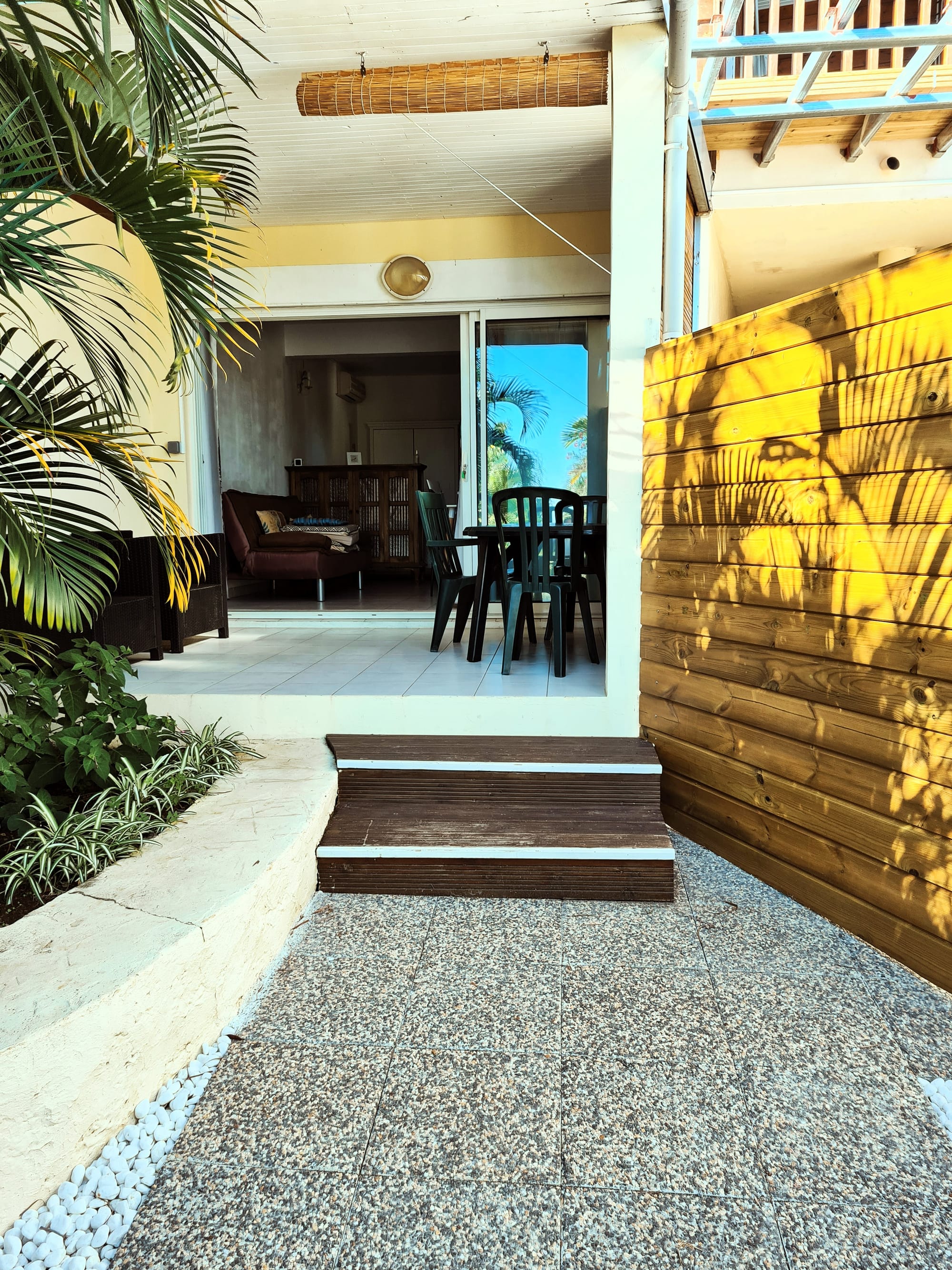 Ce bungalow de 40 m² offre un cadre confortable et harmonieux, avec parking privé et varangue invitant à la détente. Entièrement climatisé et équipé d’une connexion Wi-Fi gratuite, il a été pensé pour allier confort et praticité.