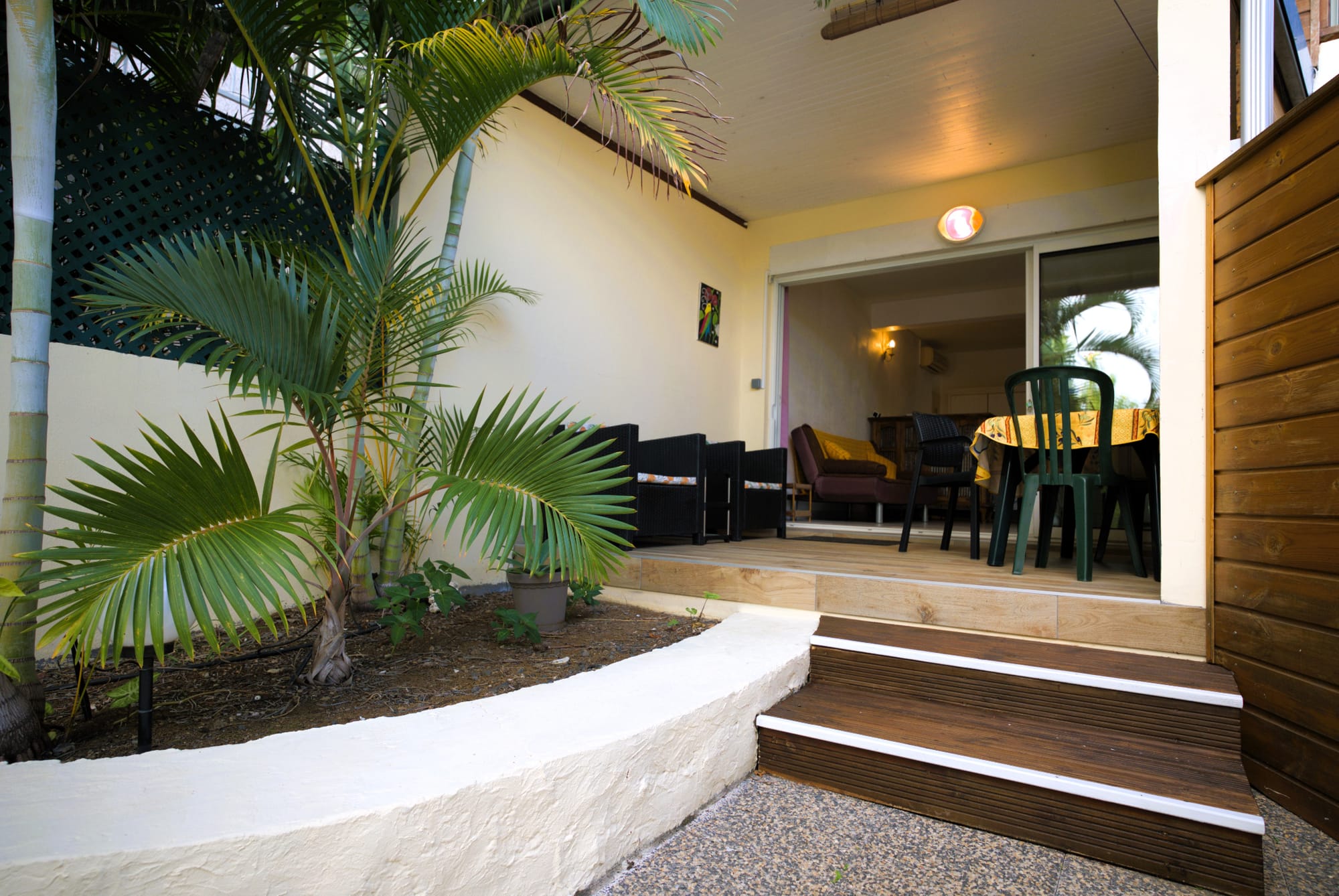 Ce bungalow de 40 m² offre un cadre confortable et harmonieux, avec parking privé et varangue invitant à la détente. Entièrement climatisé et équipé d’une connexion Wi-Fi gratuite, il a été pensé pour allier confort et praticité.