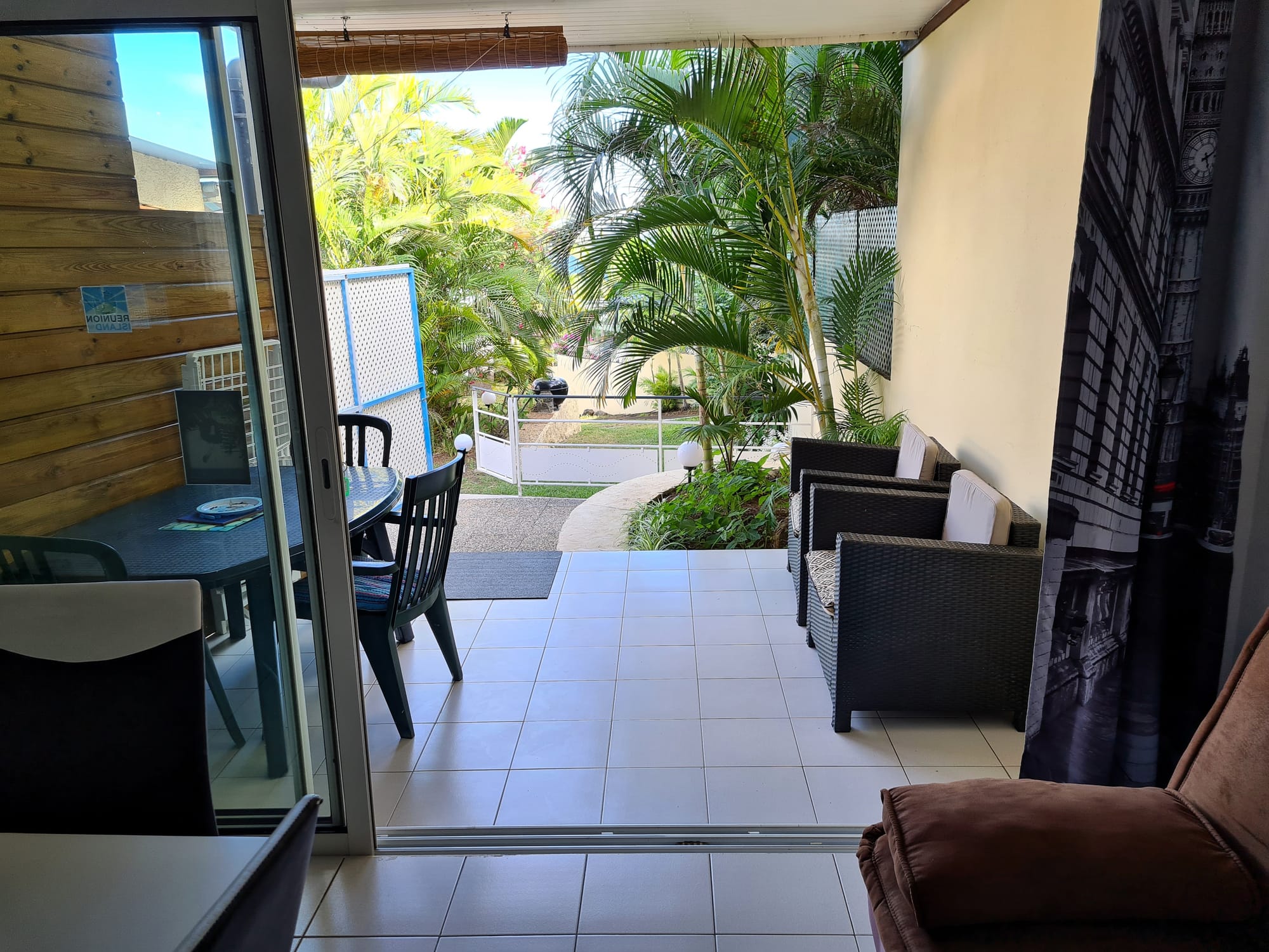 Ce bungalow de 40 m² offre un cadre confortable et harmonieux, avec parking privé et varangue invitant à la détente. Entièrement climatisé et équipé d’une connexion Wi-Fi gratuite, il a été pensé pour allier confort et praticité.