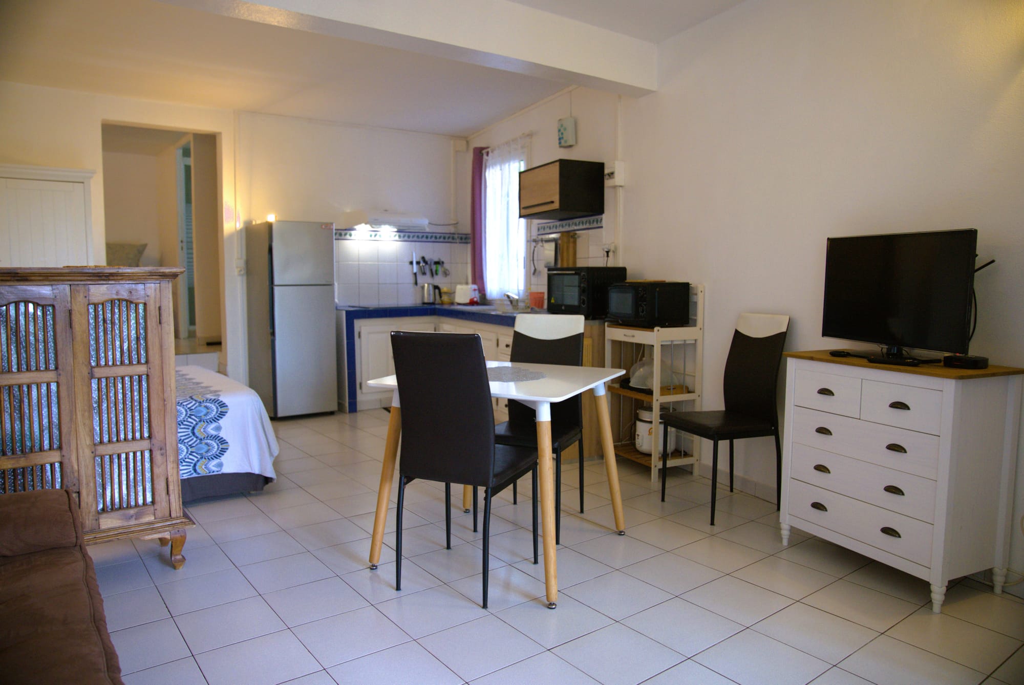 Ce bungalow de 40 m² offre un cadre confortable et harmonieux, avec parking privé et varangue invitant à la détente. Entièrement climatisé et équipé d’une connexion Wi-Fi gratuite, il a été pensé pour allier confort et praticité.