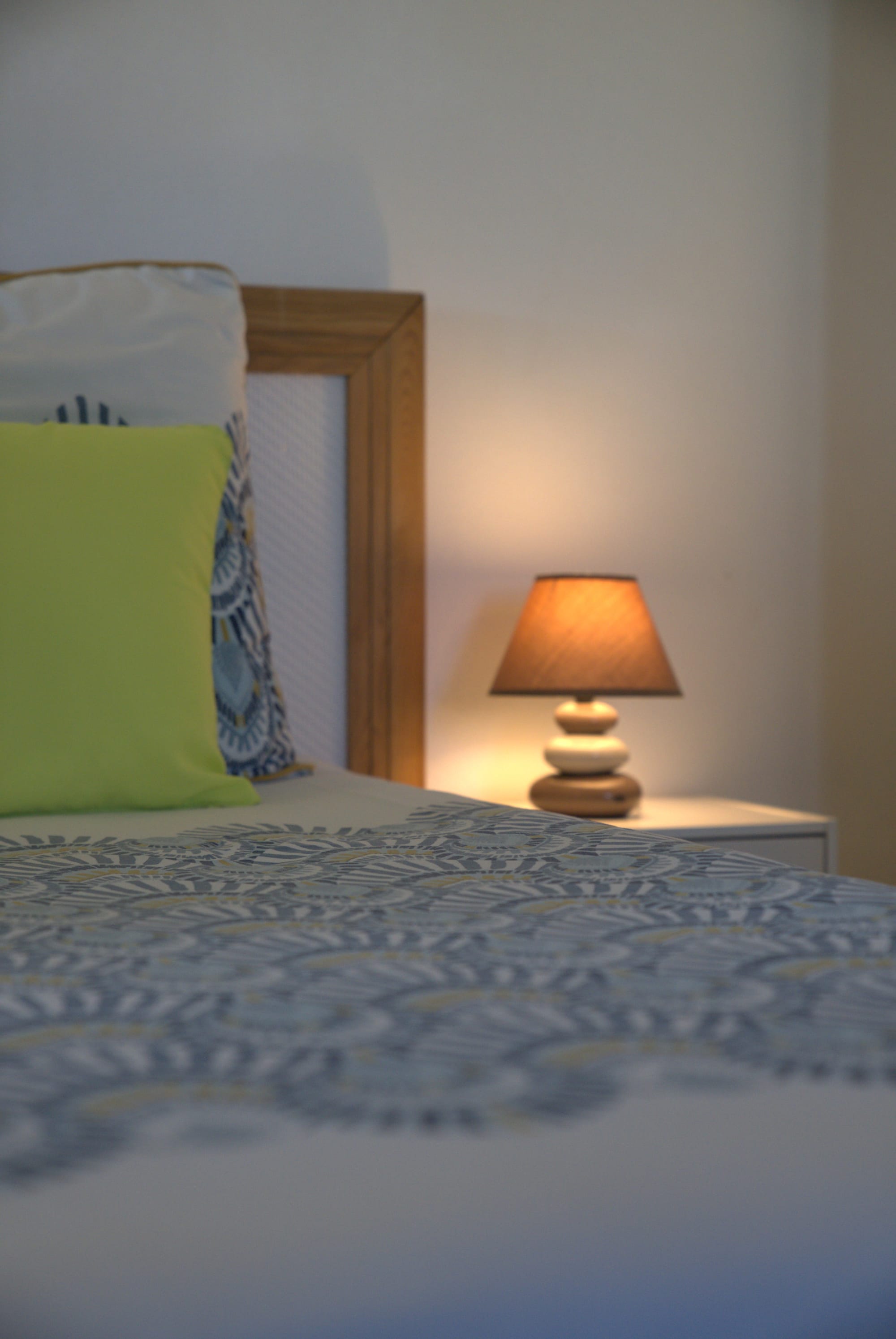 Ce bungalow de 40 m² offre un cadre confortable et harmonieux, avec parking privé et varangue invitant à la détente. Entièrement climatisé et équipé d’une connexion Wi-Fi gratuite, il a été pensé pour allier confort et praticité.