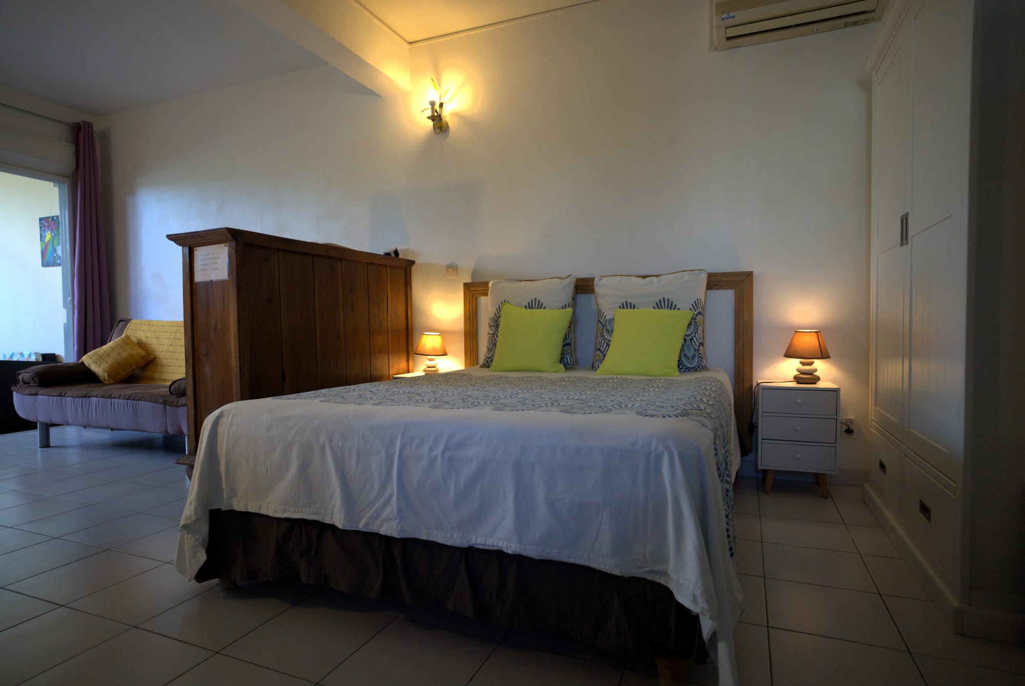 Ce bungalow de 40 m² offre un cadre confortable et harmonieux, avec parking privé et varangue invitant à la détente. Entièrement climatisé et équipé d’une connexion Wi-Fi gratuite, il a été pensé pour allier confort et praticité.