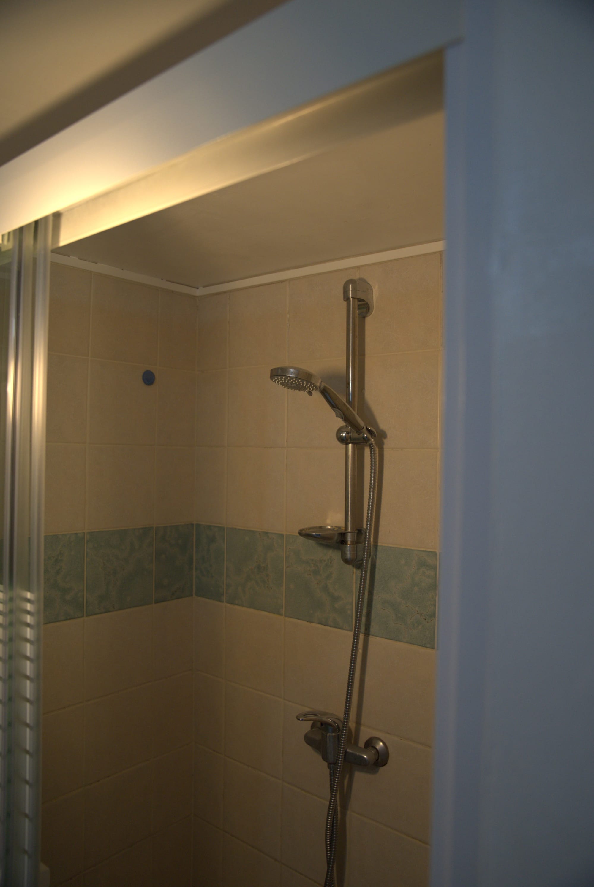 Ce bungalow de 40 m² offre un cadre confortable et harmonieux, avec parking privé et varangue invitant à la détente. Entièrement climatisé et équipé d’une connexion Wi-Fi gratuite, il a été pensé pour allier confort et praticité.