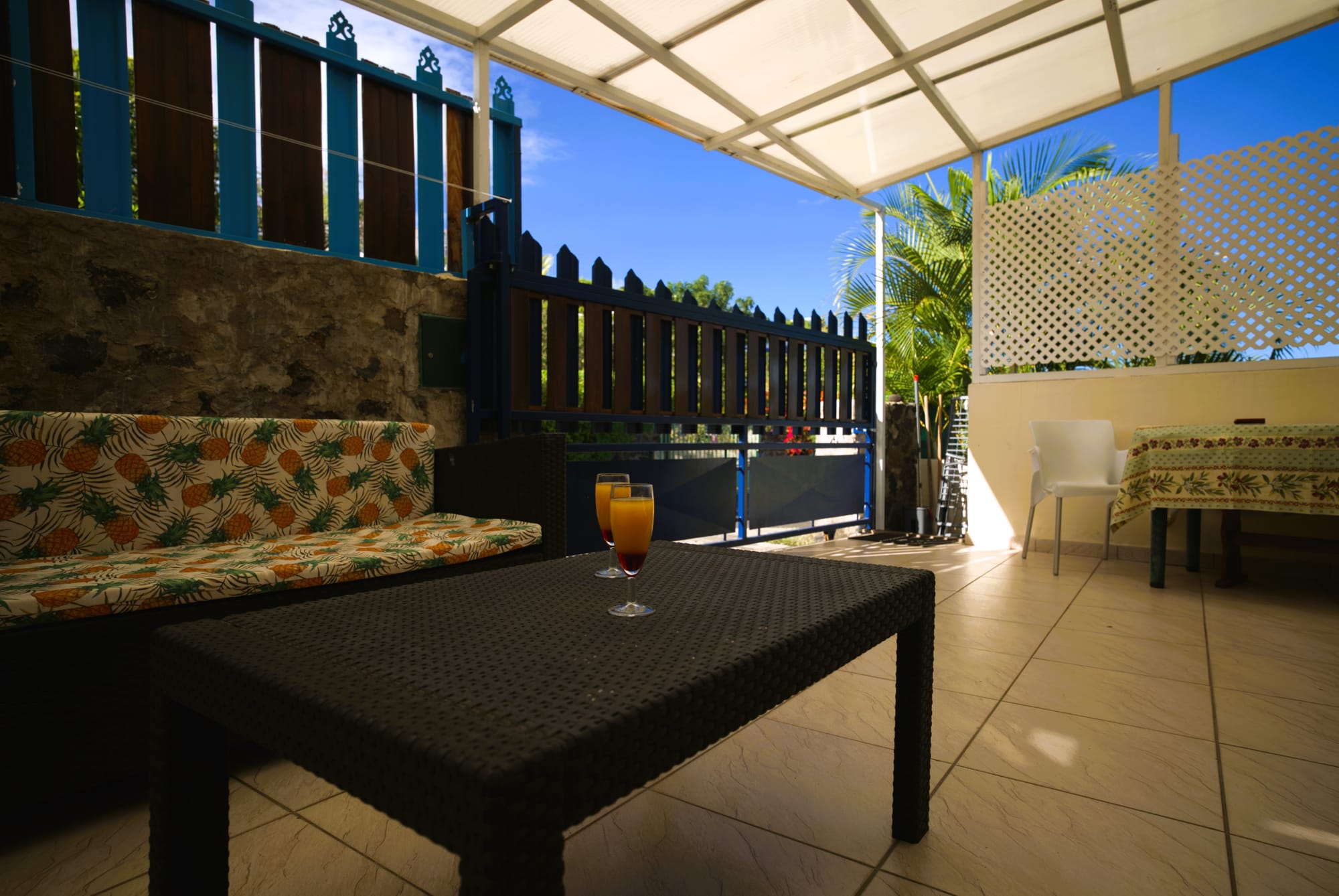 Ce bungalow de 46 m² offre un cadre élégant et confortable, sublimé par une terrasse privée avec vue imprenable sur l’océan. Entièrement climatisé et doté d’une connexion Wi-Fi gratuite, il a été pensé pour allier bien-être et fonctionnalité.