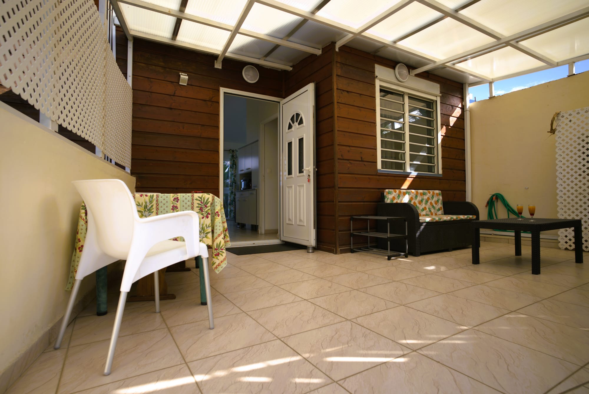 Ce bungalow de 46 m² offre un cadre élégant et confortable, sublimé par une terrasse privée avec vue imprenable sur l’océan. Entièrement climatisé et doté d’une connexion Wi-Fi gratuite, il a été pensé pour allier bien-être et fonctionnalité.