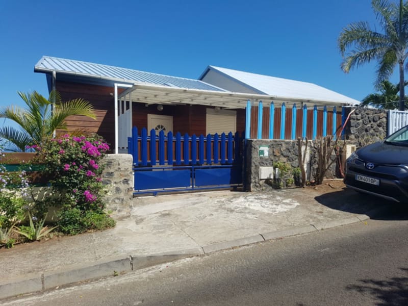 Le Bungalow de 46 m2 avec terrasse privé vue sur la mer, climatisé avec le wi-fi gratuit et comprenant une cuisine équipée, 1 chambre avec lit double, un séjour (2 couchages) écran plat, 1 salle de douche avec toilettes, une varangue de 20 m2.