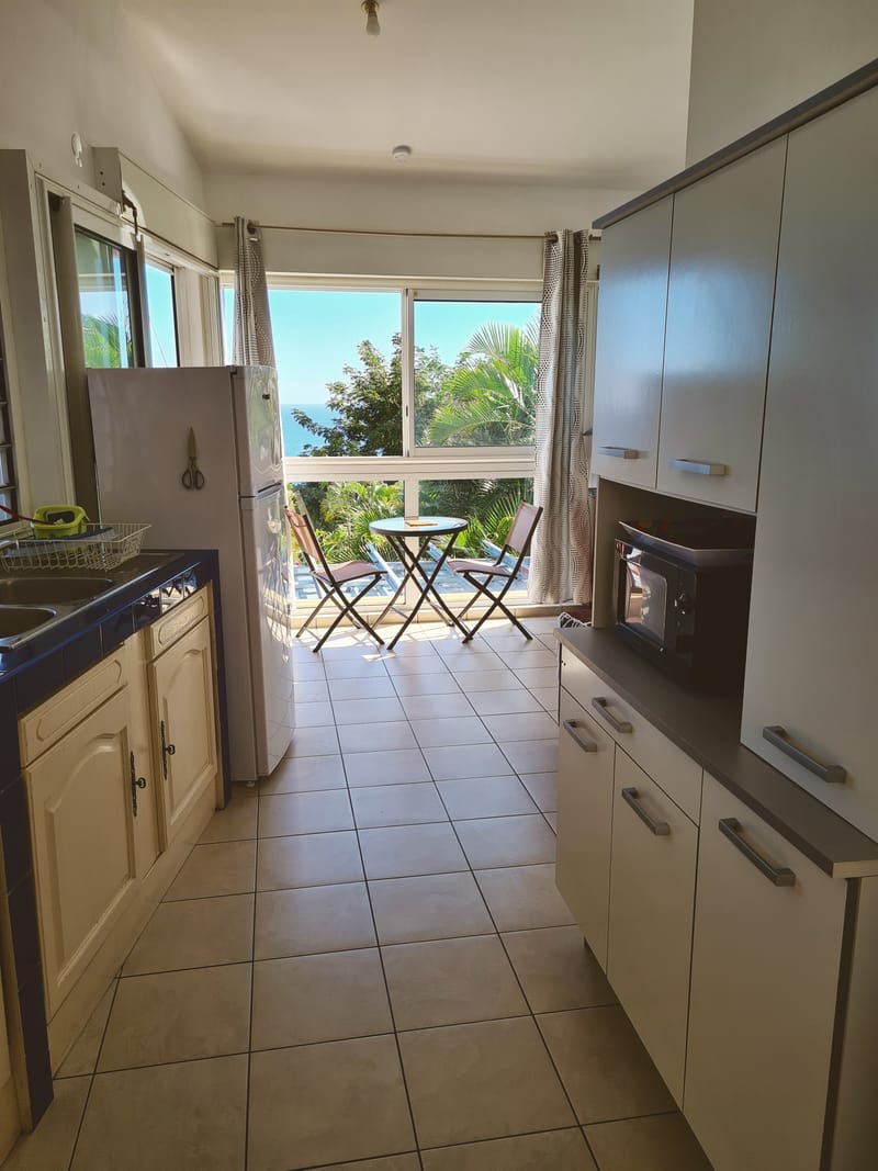 Le Bungalow de 46 m2 avec terrasse privé vue sur la mer, climatisé avec le wi-fi gratuit et comprenant une cuisine équipée, 1 chambre avec lit double, un séjour (2 couchages) écran plat, 1 salle de douche avec toilettes, une varangue de 20 m2.