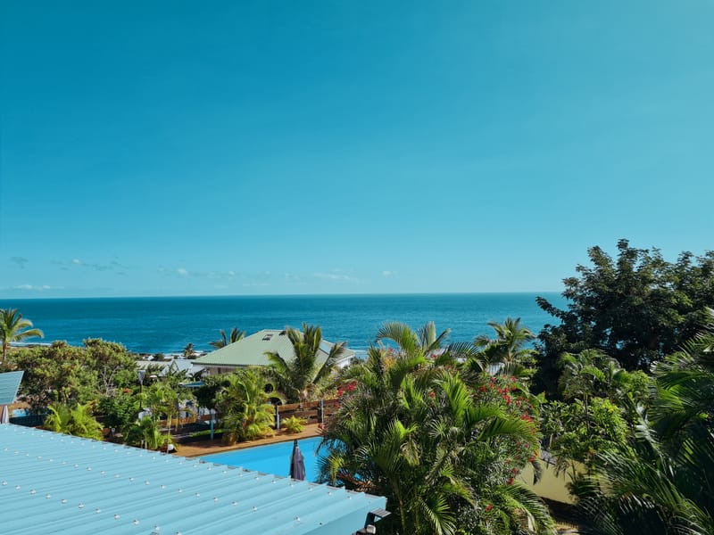 Le Bungalow de 46 m2 avec terrasse privé vue sur la mer, climatisé avec le wi-fi gratuit et comprenant une cuisine équipée, 1 chambre avec lit double, un séjour (2 couchages) écran plat, 1 salle de douche avec toilettes, une varangue de 20 m2.