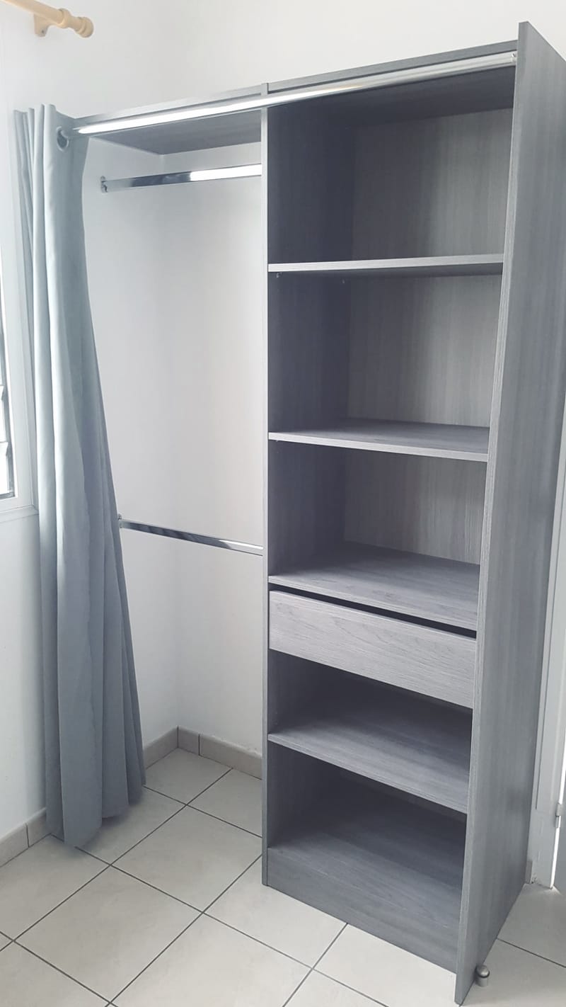 Le Bungalow de 46 m2 avec terrasse privé vue sur la mer, climatisé avec le wi-fi gratuit et comprenant une cuisine équipée, 1 chambre avec lit double, un séjour (2 couchages) écran plat, 1 salle de douche avec toilettes, une varangue de 20 m2.