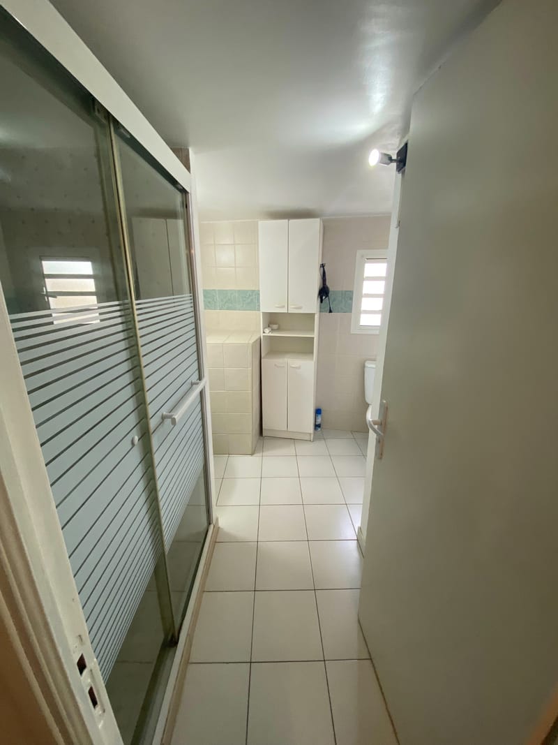 Le Bungalow de 40 m2 avec parking privé et varangue, climatisé avec le wi-fi gratuit et comprenant une cuisine équipée, 1 chambre ouverte avec 2 couchages, un séjour 2 couchages, écran plat, 1 salle de douche avec toilettes.