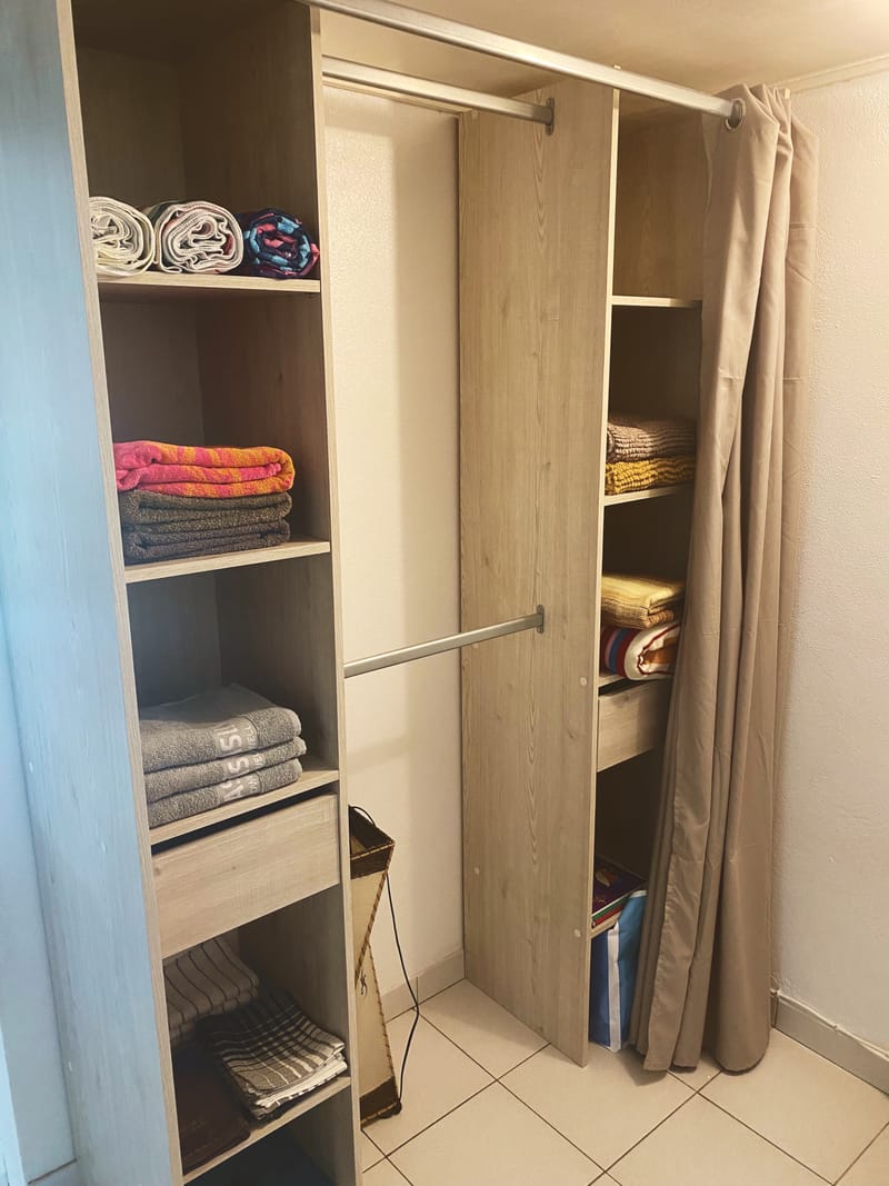 Le Bungalow de 40 m2 avec parking privé et varangue, climatisé avec le wi-fi gratuit et comprenant une cuisine équipée, 1 chambre ouverte avec 2 couchages, un séjour 2 couchages, écran plat, 1 salle de douche avec toilettes.