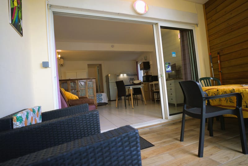 Le Bungalow de 40 m2 avec parking privé et varangue, climatisé avec le wi-fi gratuit et comprenant une cuisine équipée, 1 chambre ouverte avec 2 couchages, un séjour 2 couchages, écran plat, 1 salle de douche avec toilettes.