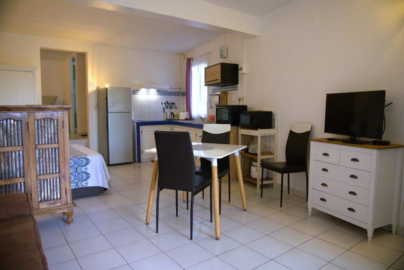 Le Bungalow de 40 m2 avec parking privé et varangue, climatisé avec le wi-fi gratuit et comprenant une cuisine équipée, 1 chambre ouverte avec 2 couchages, un séjour 2 couchages, écran plat, 1 salle de douche avec toilettes.